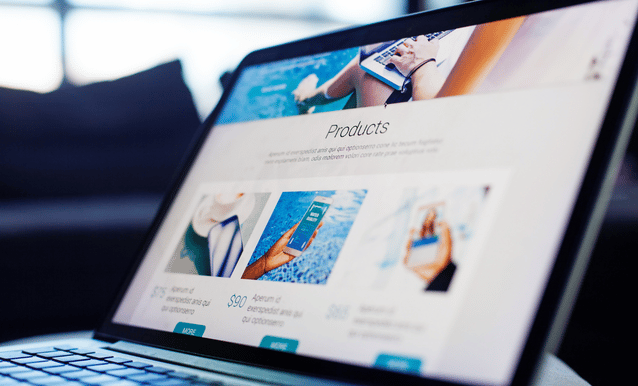 Computer che mostra sul display l'interfaccia di un sito web