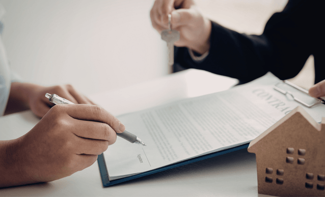 Persone che firmano documenti per la ristrutturazione della casa