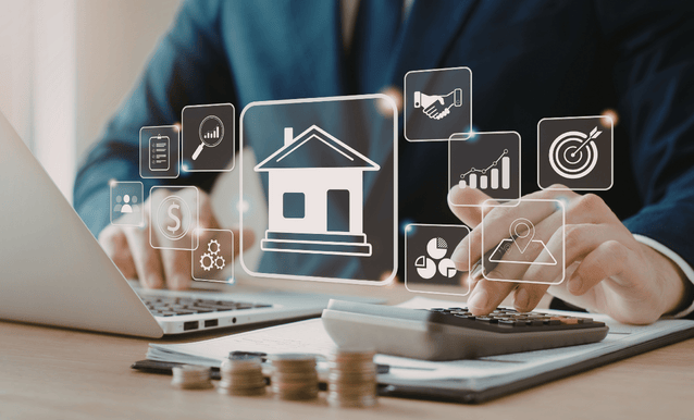 Uomo al computer che pianifica i costi di ristrutturazione della sua casa