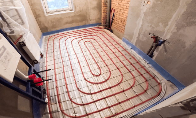 Fondamenta di un impianto di riscaldamento in costruzione