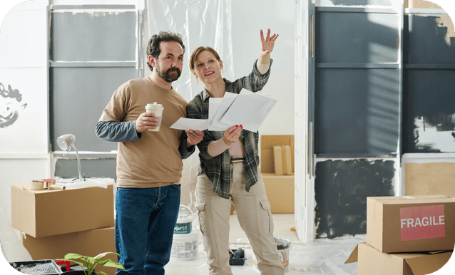 Un uomo e una donna che stanno ristrutturando casa