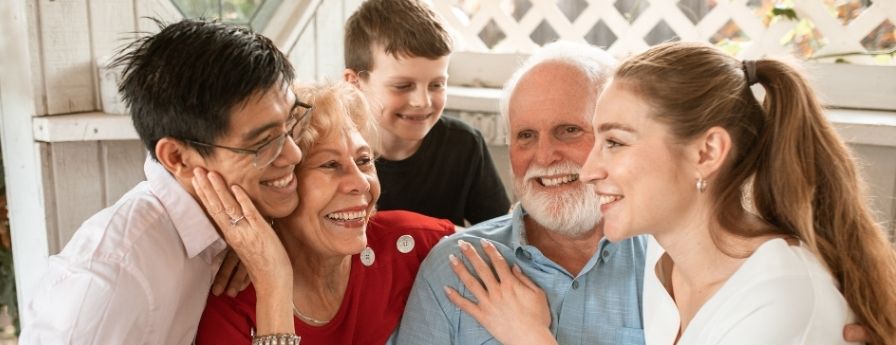 generazioni diverse che ridono insieme