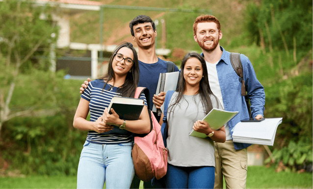 studenti delle scuole superiori con dei libri in mano