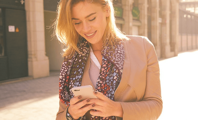 ragazza che utilizza l'app MutoCredem