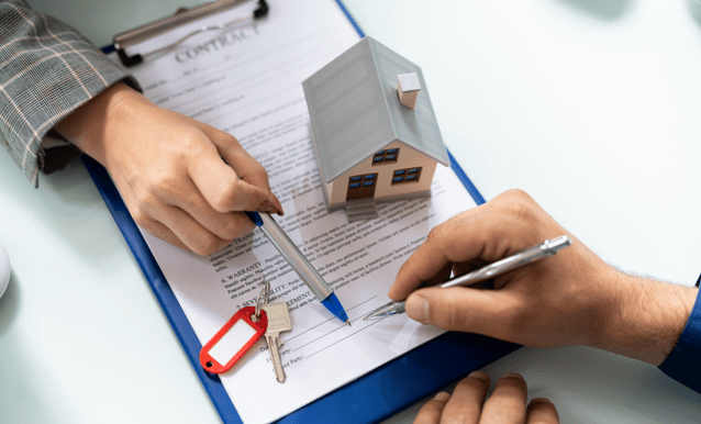 Un uomo firma un contratto per un finanziamento destinato agli interventi di miglioramento dell'immobile