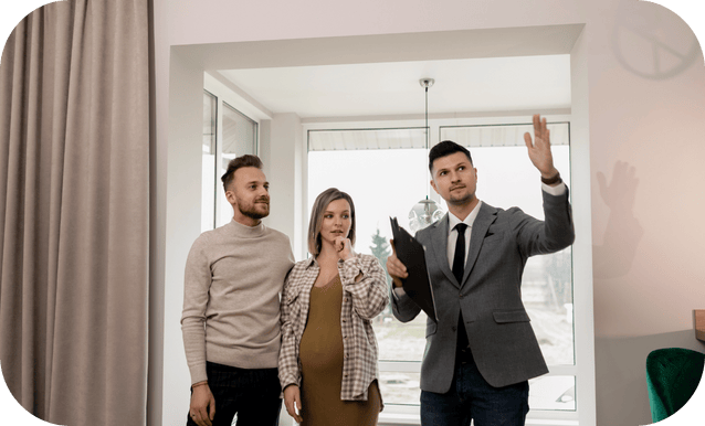 Professionista effettua una valutazione per la protezione dell'immobile, nella casa di una coppia 