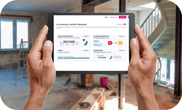 Persona che tiene un tablet con la simulazione dei costi di ristrutturazione, un cantiere sullo sfondo.