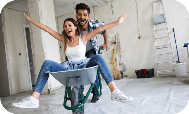 Un uomo e una donna seduti in una carriola