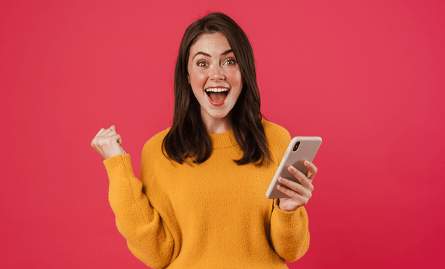 Ragazza entusiasta che scopre come risparmiare sulle bollette