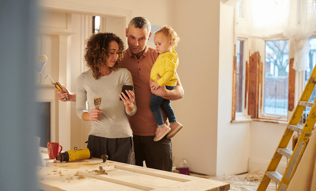 Famiglia alle prese con i calcoli per la ristrutturazione della loro casa