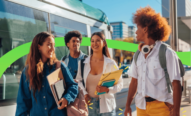 Ragazzi che sorridono e parlano mentre camminano