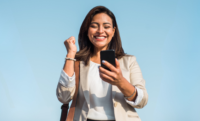 Una donna guarda lo smartphone che ha in mano ed esulta per aver vinto