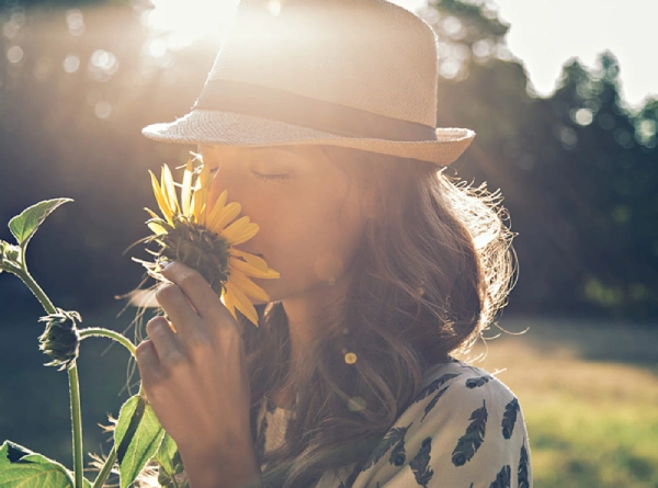 ragazza che annusa un girasole