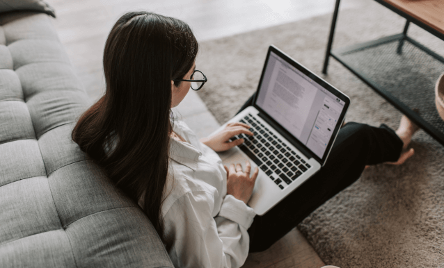 ragazza al computer