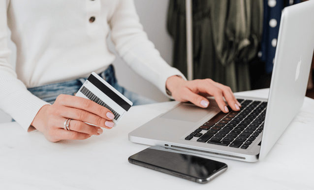 una donna che usa entra nell'internet banking tramite il suo computer