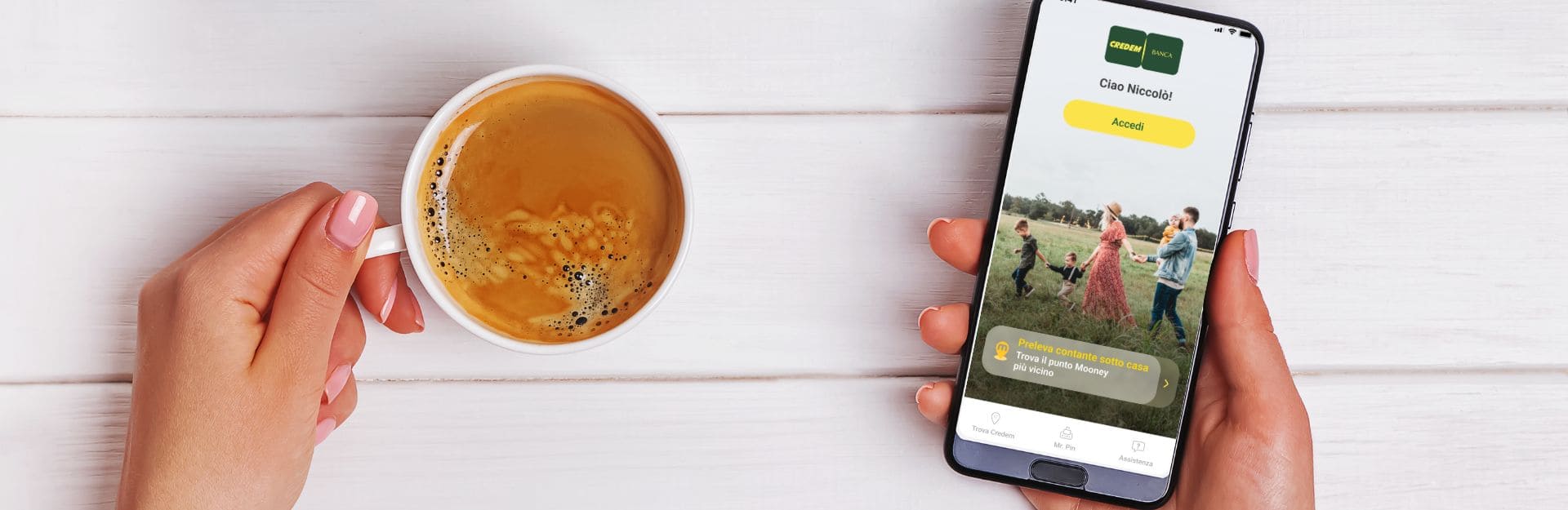 immagine con caffè e app credem banca