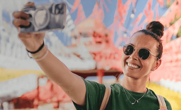 Ragazza che scatta un selfie per immortalare un'esperienza Priceless