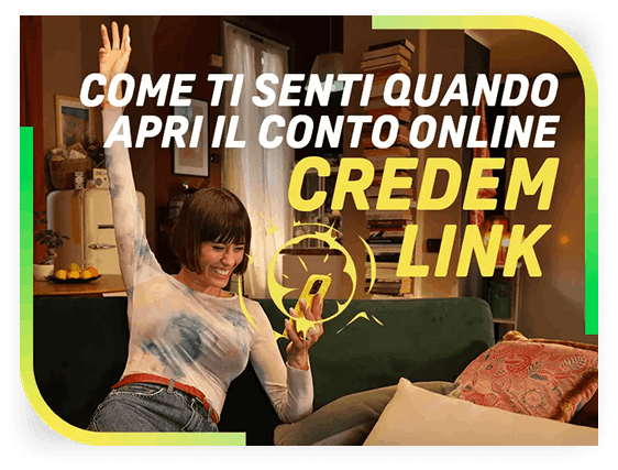 Una donna con una mano alzata e un sorriso raggiante che guarda il conto online Credem esprimendo il suo entusiasmo. Al suo interno la scritta Come ti senti quando apri il conto online Credem link