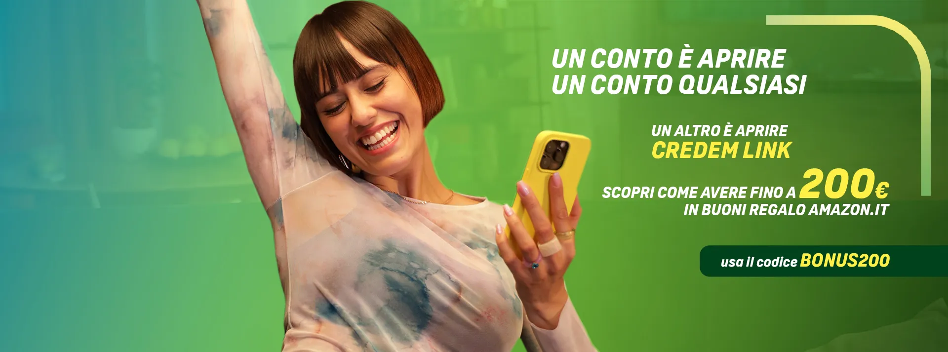 ragazza che esulta con smartphone in mano, scritta scopri come avere fino a 200 euro in buoni regalo amazon