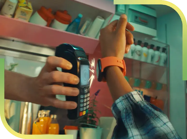 immagine dove si vede il braccio di una ragazza con al polso uno smartwatch tramite il quale effettua un pagamento