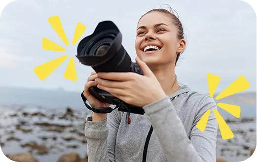 ragazza con macchina fotografica in mano che sorride