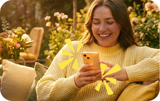 ragazza giovane con smartphone in mano mentre richiede un prestito online Credem