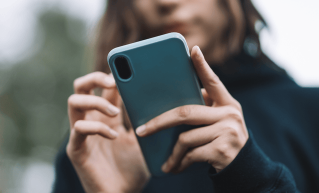 ragazza che gestisce il suo PAC dallo smartphone