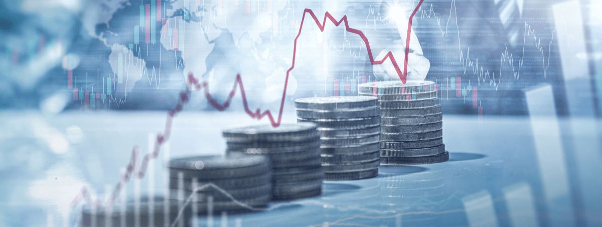 Grafici di investimento con monete sullo sfondo 
