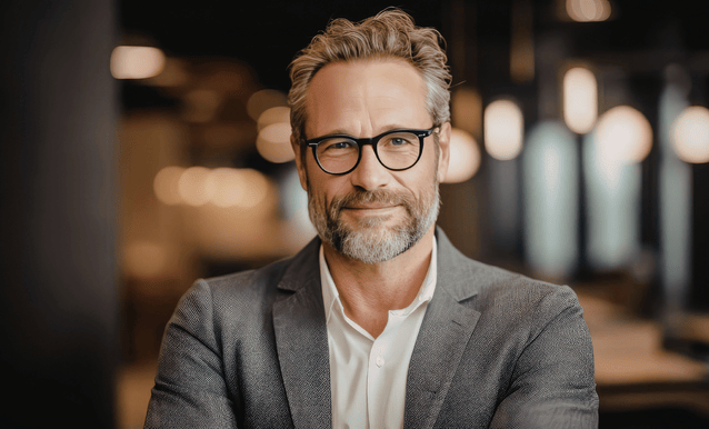 uomo maturo in completo