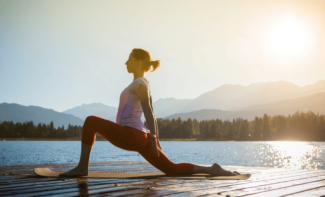 Ragazza su un lago che pratica yoga