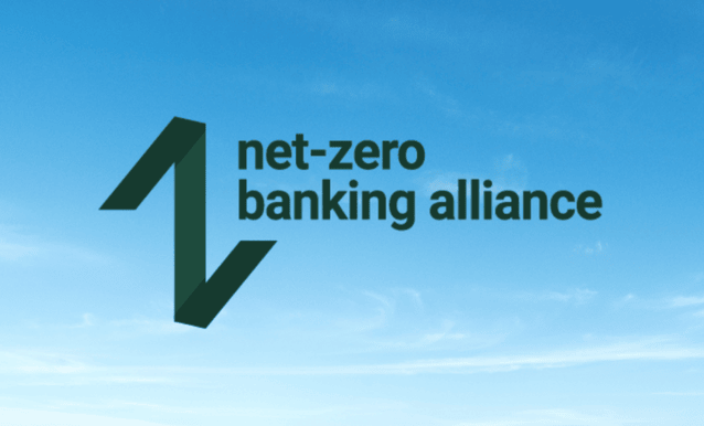 Cielo azzurro con logo in verde di net-zero banking alliance per evocare l'idea di sostenibilità amabientale 