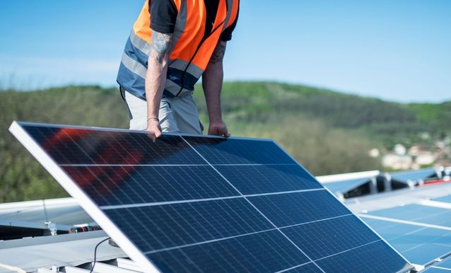 Tecnico che installa impianti fotovoltaici 