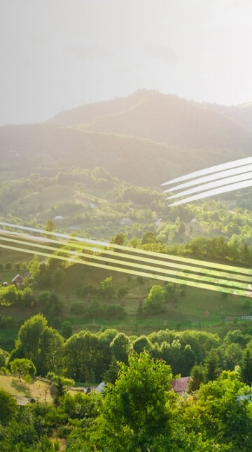 Poche abitazioni immerse nel verde con il sole che illumina la vallata. “Sostenibilità”