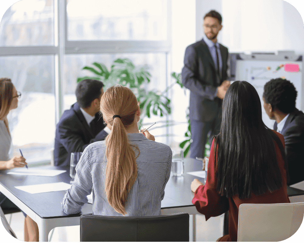 gruppo di professionisti della finanza che partecipano ad una riunione