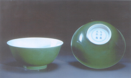 Dinastia QING, Due coppe a fondo verde foglia, Periodo Yongzheng 1723-1735