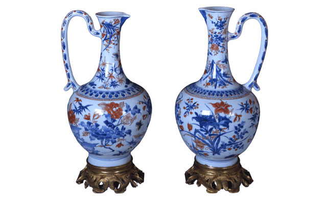 Versatoi in porcellana blu, bianca e rossa di motivi floreali e base in legno placcato oro.