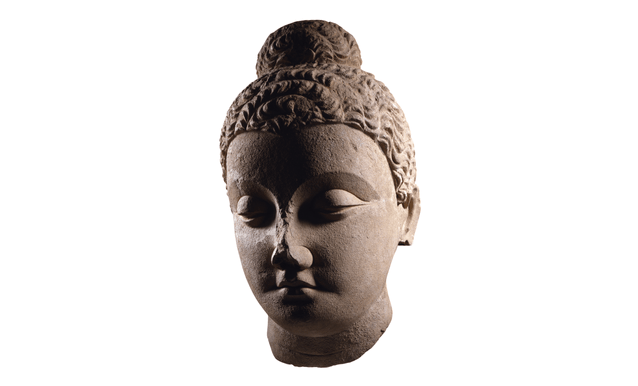 Statua raffigurante buddha in arte gandhara, raffigurato con l’Uṣṇīṣa, la protuberanza sul cranio simbolo della sua suprema illuminazione.