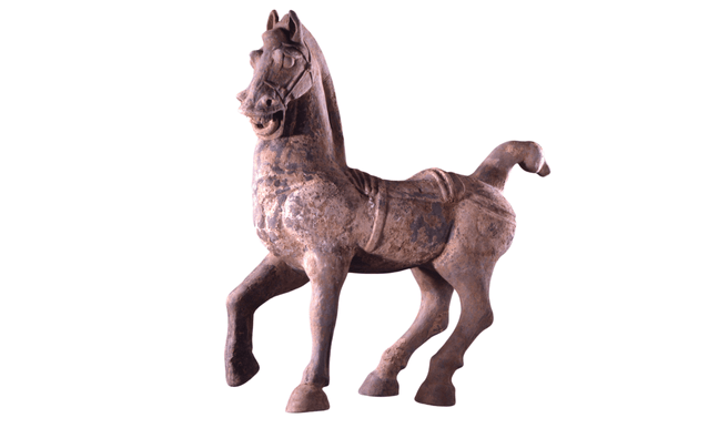 Statua in terracotta policroma raffigurante un cavallo che nitrisce.