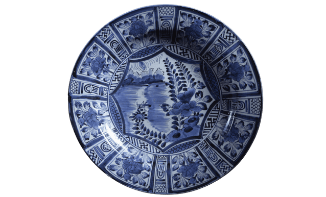 Piatto in ceramica blu e bianca giapponese e decorazioni floreali