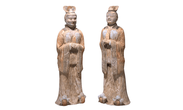 Statue in terracotta di 2 dignitari cinesi, indossano il copricapo riservato ai funzionari civili e una lunga veste formale dalle ampie maniche, che lascia scoperta la punta delle scarpe con applicazioni “a tre lobi”.