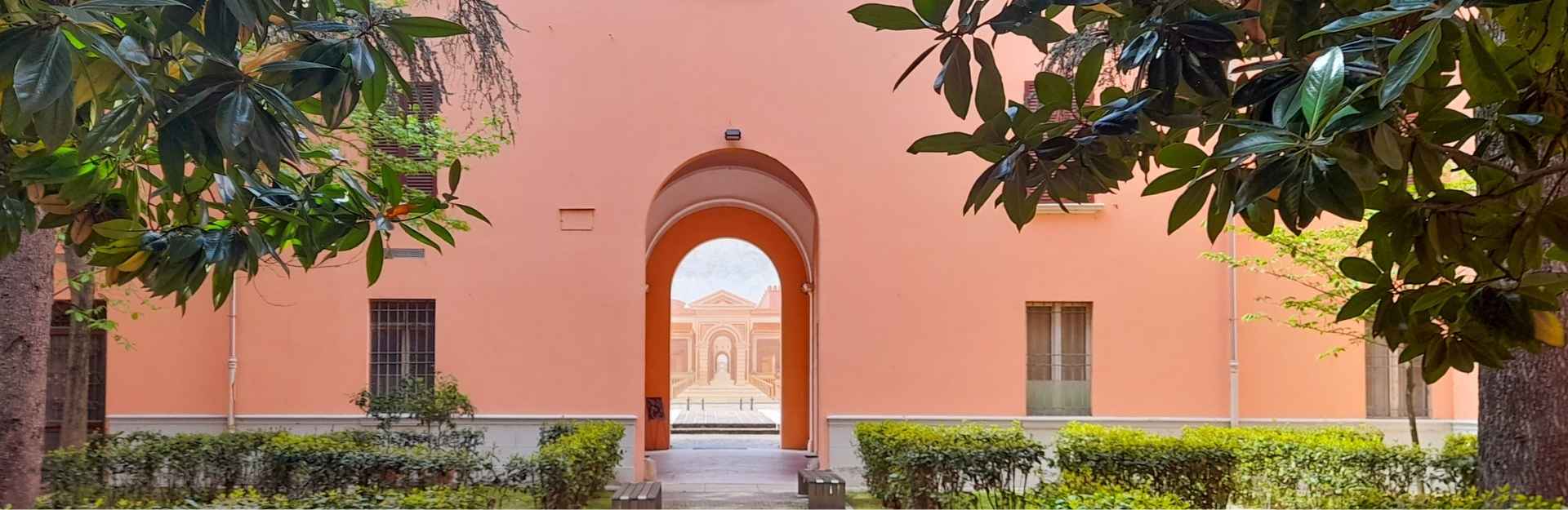 Veduta del Giardino alberato di Palazzo Rusconi, con particolare del fondale architettonico.