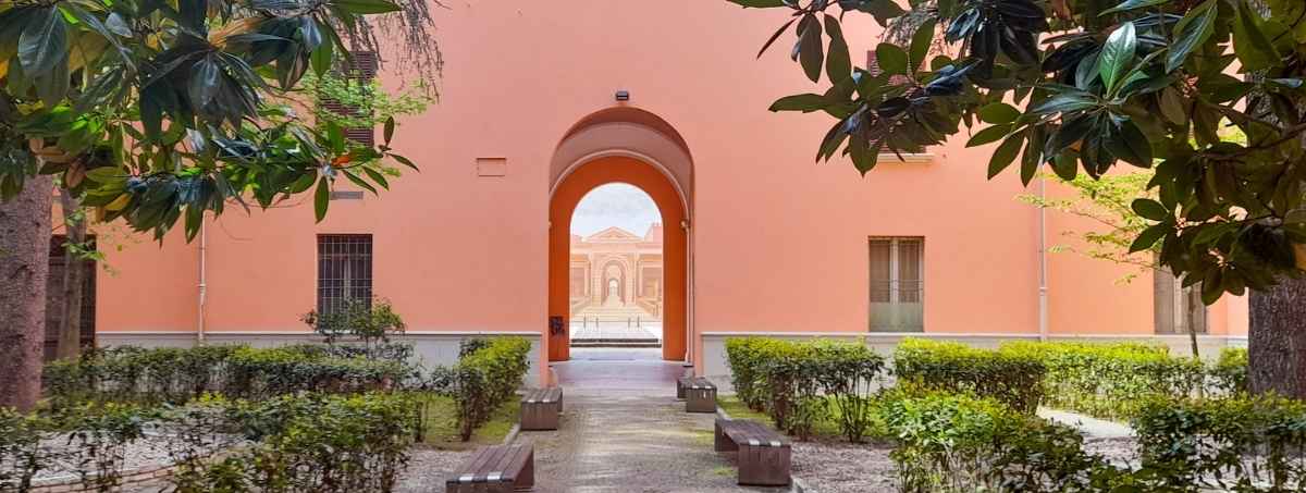 Veduta del Giardino alberato di Palazzo Rusconi, con particolare del fondale architettonico.