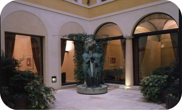 cortile del palazzo con scultura di Adamo ed Eva