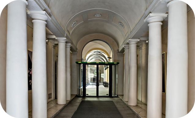 Entrata del Palazzo con colonne greche lungo la navata 
