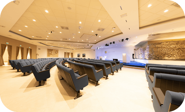 Auditorium con fondale degli antichi resti delle mura romane