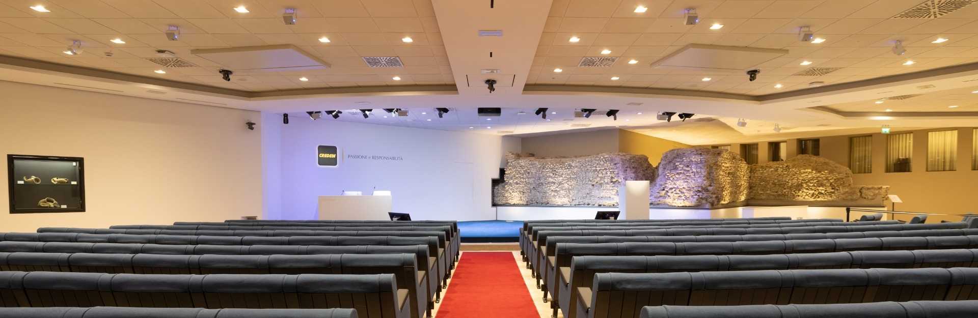 Veduta dell'Auditorium Credem con fondale di antichi resti romani