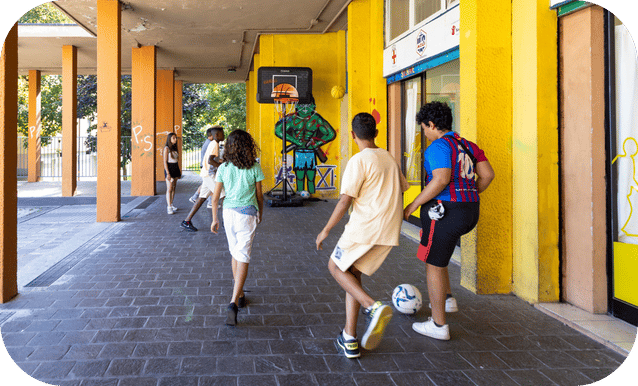 ragazzi che giocano a basket
