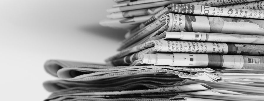 pila di giornali cartacei