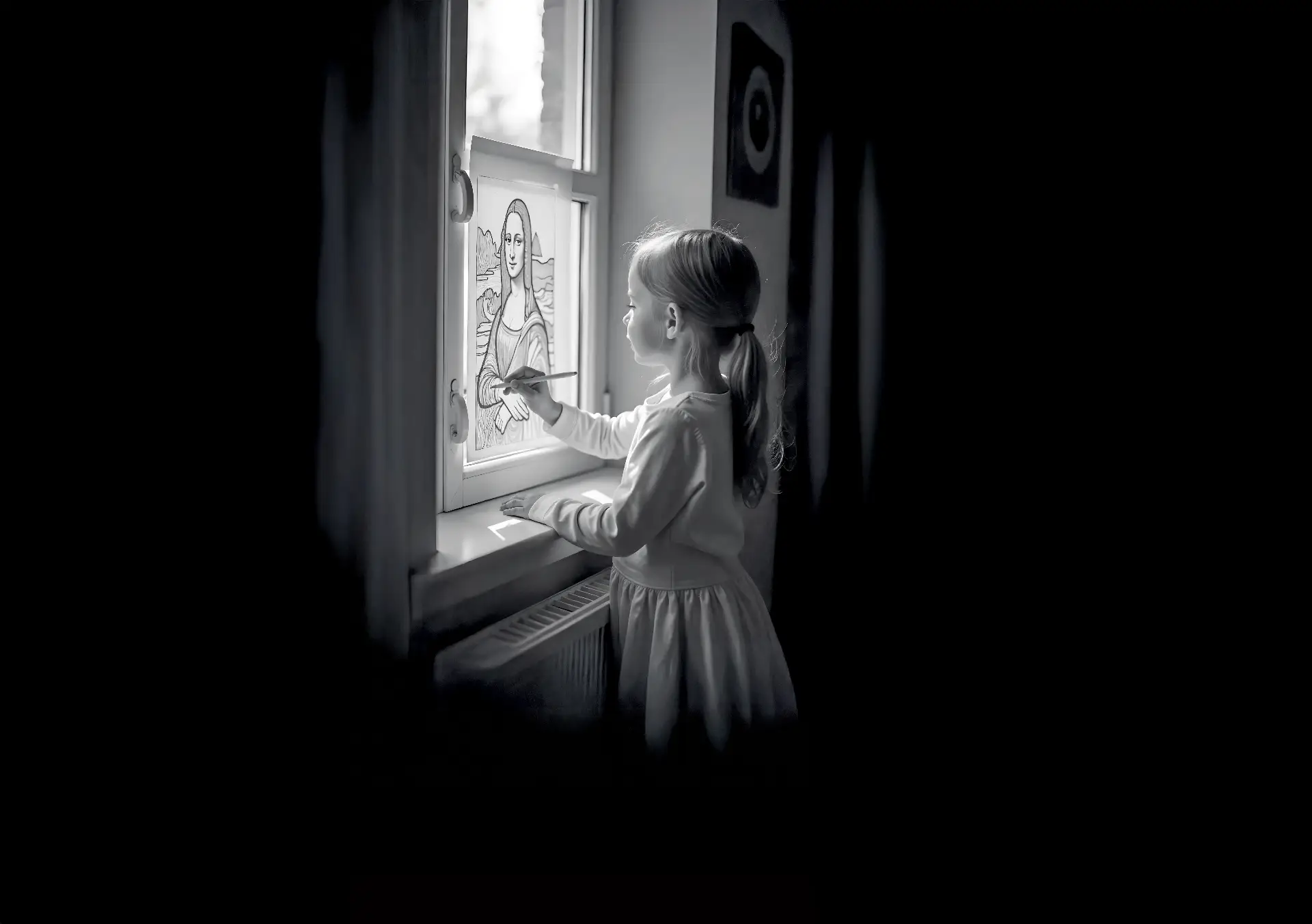 Bambina che dipinge quadro della Monnalisa sul vetro della finestra
