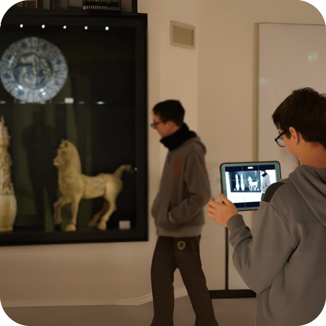 due alunni che partecipano al progetto scuola diffusa mentre osservano alcune opere d'arte di Spazio Credem